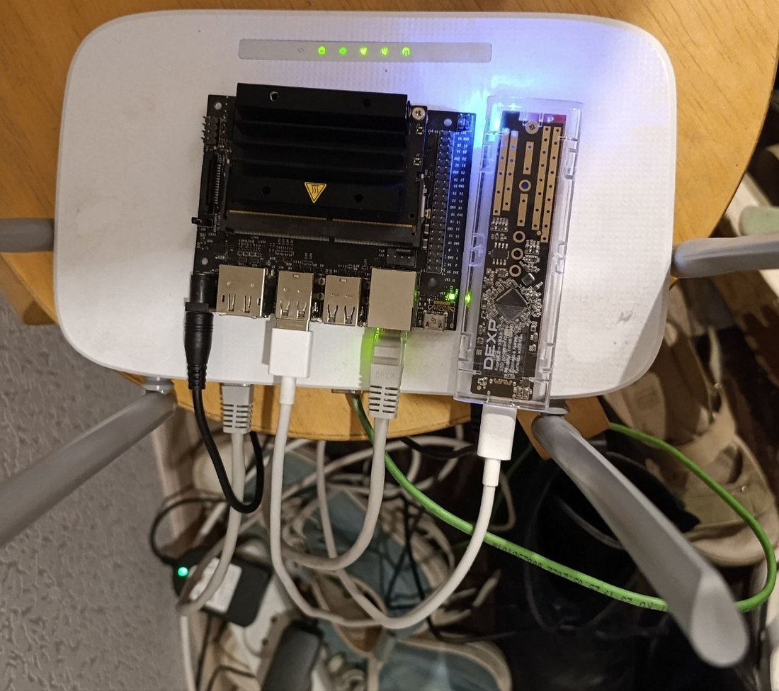 Собранный стенд: Jetson Nano, USB-накопитель и домашний роутер